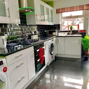 Apartment 2 Bedroom Apartment, Kitchen, Reception And Private Garden, London