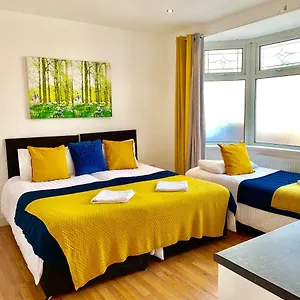 Apartment 4 Bedrooms, 3 Baths, Full Kitchen And Lounge, Garden, Free Parking, London
